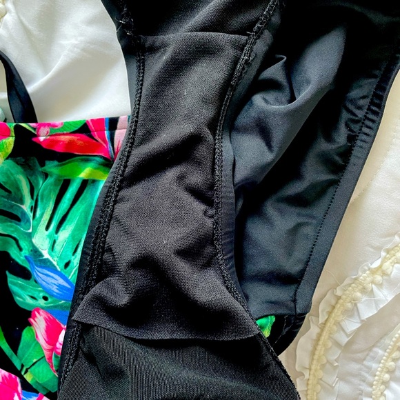 Bal Harbor Woman’s One Piece Swimsuit Size 16 - Picture 6 of 7